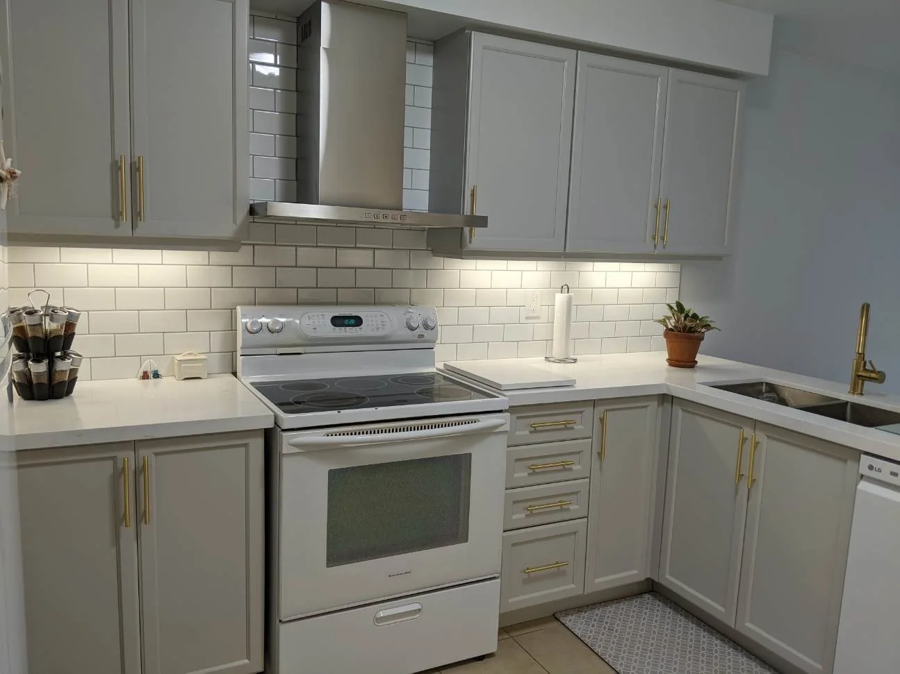 Best Paint for Kitchen Cabinets: What Professionals Consider